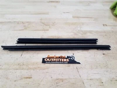 Sellos de vidrio raspador puerta trasera izquierda conductor Jeep JK Wrangler OEM 2007-2017 34361 Foto 1 de 4