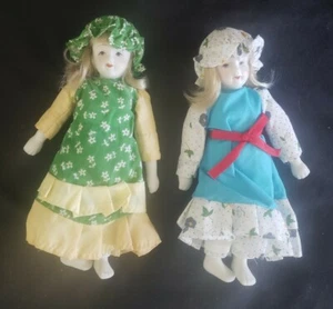 Par de muñecas de porcelana pálidas pintadas a mano con cuerpos de tela, 7,5" - Imagen 1 de 11