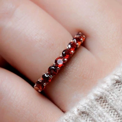 Bonito anillo de compromiso redondo simulado granate rojo enchapado en oro amarillo de 14 k Foto 1 de 4