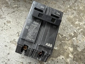 Disyuntor atornillable ABB GE THQB2120 20 Amp 20A 2 polos 120/240 voltios - Imagen 1 de 2