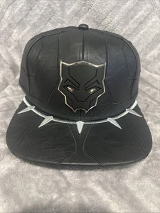 Marvel Comics Black Panther Film Hut Kunstleder Druckknopflasche Metall Logo Anzug - Bild 1 von 8