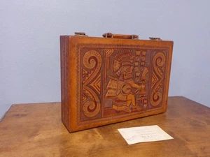 Valigetta vintage anni 80 in pelle lavorata a mano Aztec Mexico presentata a Oral Roberts - Foto 1 di 15
