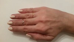 Trendiger einzigartiger schmaler Chevron Ring in Gold oder Versilbert Größe 7 - Bild 1 von 4