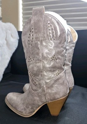 非常挥发西部牛仔靴。 金属香槟色。 6 码 全新带盒从未穿过。  — 第 1/4 张图片