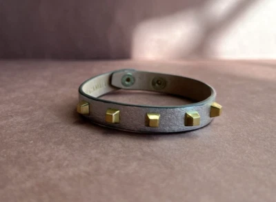 Vince Camuto 银色皮革扣环带金色耳钉 8 1/4 — 第 1/4 张图片