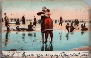 Postal pionera pareja de 1890 abrazándose en la playa tomando el sol nadando - Imagen 1 de 2