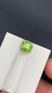 1,60 ct natürlicher Peridot Edelstein mit ausgezeichnetem Glanz - ausgefallener Schliff aus Pakistan - Bild 1 von 4