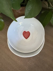 Williams Sonoma California Valentinstag kleine weiße Schalen rot Herz 2er Set - Bild 1 von 8