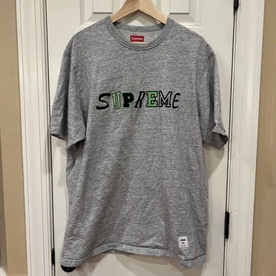 Camiseta Supreme FW20 Collage Logo S/s XL Bordada Gris Verde Negro Letras Foto 1 de 4