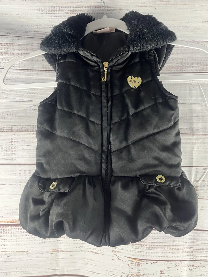 Chaleco acolchado con capucha Juicy Couture negro con herrajes dorados niñas talla 3T piel de fuax Foto 1 de 4