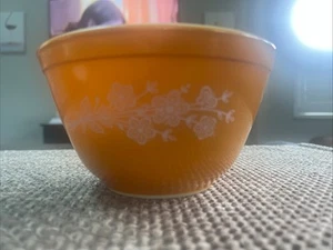 VINTAGE PYREX BUTTERFLY GOLD #401 Small Mixing BOWL 1 1/2 PINT 750ML. EUC - Picture 1 of 8