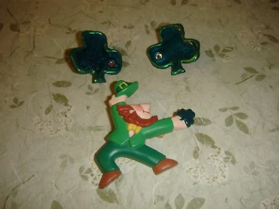 Pendientes de prendedor y trébol de duende del día de San Patricio de colección con sello Foto 1 de 4