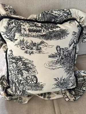 "Almohada Waverly Garden Room baño negro con volantes escena country 16x16""" Foto 1 de 4