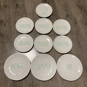LOTE DE 10 platos de cena de verano blanco melamina de 10 y 8 pulgadas con letra azul Rae Dunn - Imagen 1 de 5