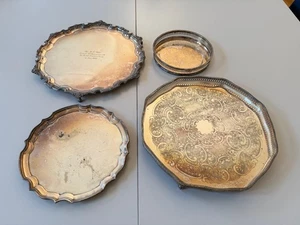 ♛ Vier runde englische Tabletts - versilbert auf Kupfer - 4er LOT - ungeputzt ♛ - Bild 1 von 11