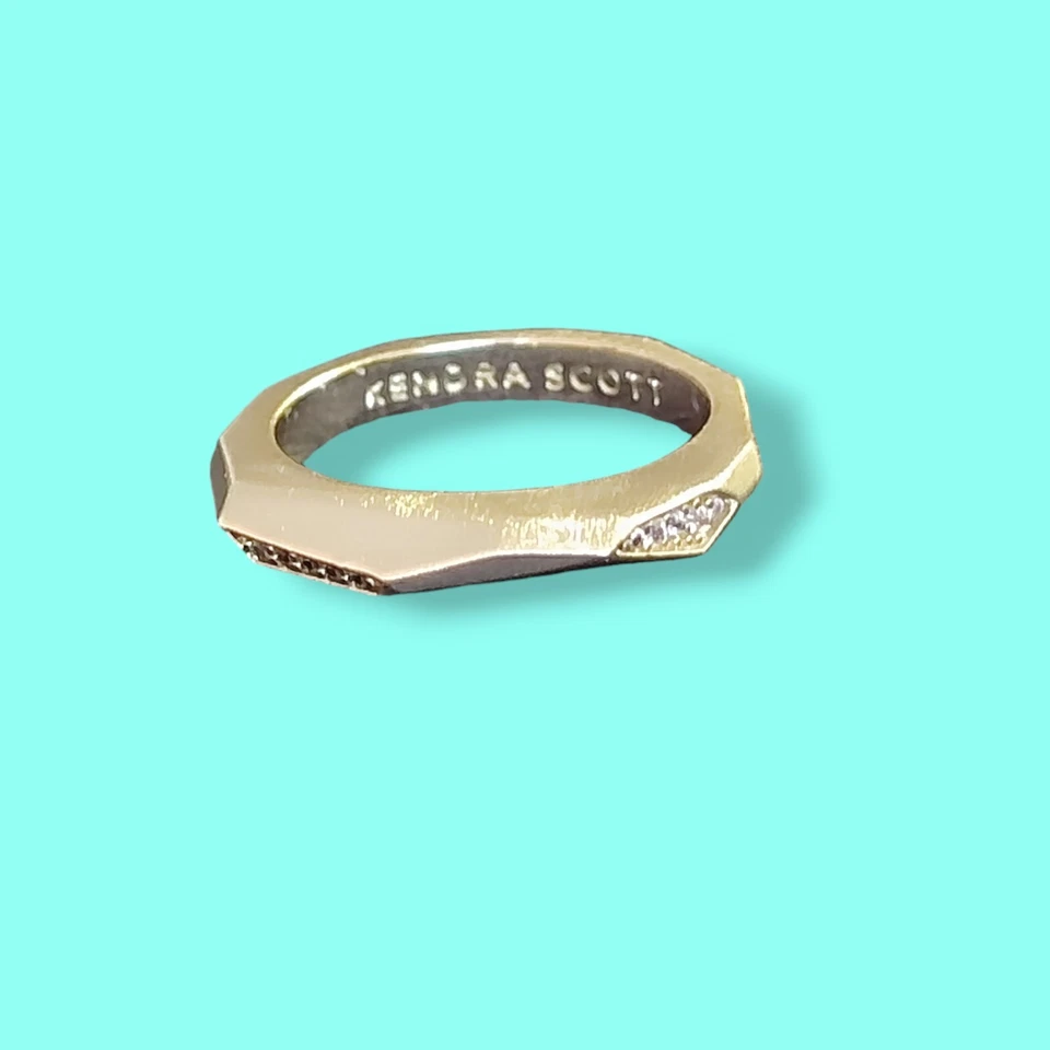 Anillo modernista geométrico Kendra Scott de latón claro talla 7 circonitas Foto 1 de 4