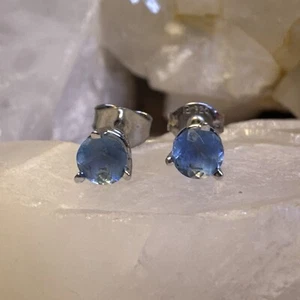 Aretes de topacio azul redondo natural de oro blanco de 14k .80 g (AT125-9) {NA} - Imagen 1 de 12