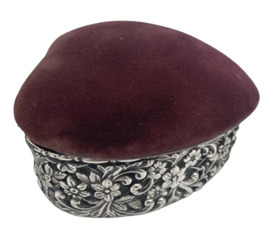 Joyero Matthews English 1911 plata esterlina repousse en forma de corazón Foto 1 de 4