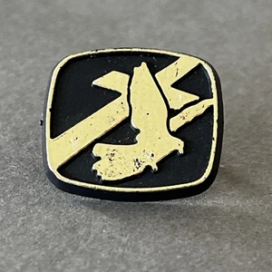 Vintage Christian Cross & Flying Eagle Vogel Anstecknadel goldfarben auf schwarzer Oberfläche - Bild 1 von 9