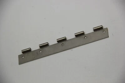 新的剩余,从未安装。 Cessna 铰链/枢纽 Half, P/N: 0752014-15 — 第 1/4 张图片