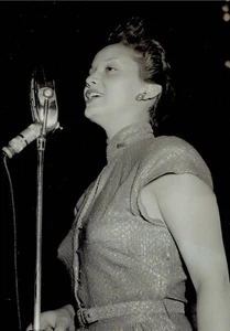 1954 Press Photo English singer Lita Roza - Picture 1 of 2