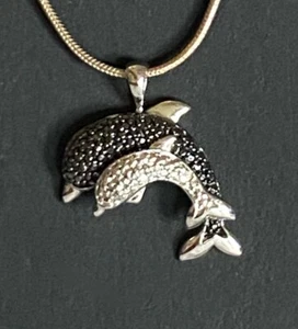 "Collar de 16"" con colgante de diamantes blancos y negros dobles delfines de plata de ley 925" - Imagen 1 de 5