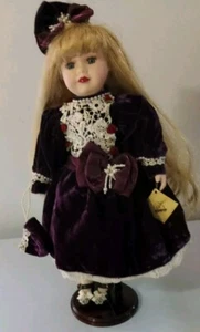 Muñeca de porcelana genuina Camellia Garden Collection 1999 con soporte, terciopelo ciruela de colección - Imagen 1 de 14