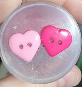 15 x Cute Heart Shape Novelty 2 Hole Baby Buttons 10mm pink - Picture 1 of 4