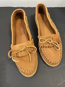 Minnetonka Damenschuhe Größe 8,5 Elchleder Kilty Naturkautschuksohle WEICHE Slipper - Bild 1 von 8
