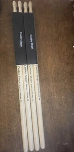 2 NUEVOS PARES Populares 5A Palos de Batería PUNTAS DE MADERA Manga CENTRO Banda Orquesta - Imagen 1 de 7