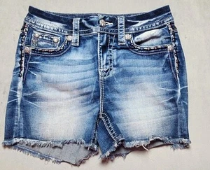 Miss Me Los Angeles Curvy Short Denim ausgefranste Fransen Shorts verziertes Logo 26 - Bild 1 von 16