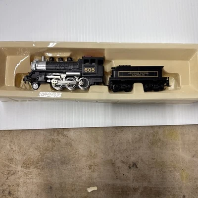 MODEL POWER 6720 HO SCALE 2-6-0 ATSF STEAM LOCOMOTIVE #605 With Tender - Image 1 of 4
