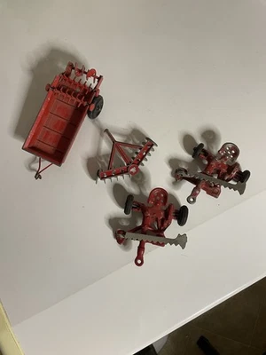 Cortacésped de heno pequeño de 4 piezas - Implemento de granja de juguete de hierro fundido de colección. 3”x3,5”. Hecho en USA Foto 1 de 4