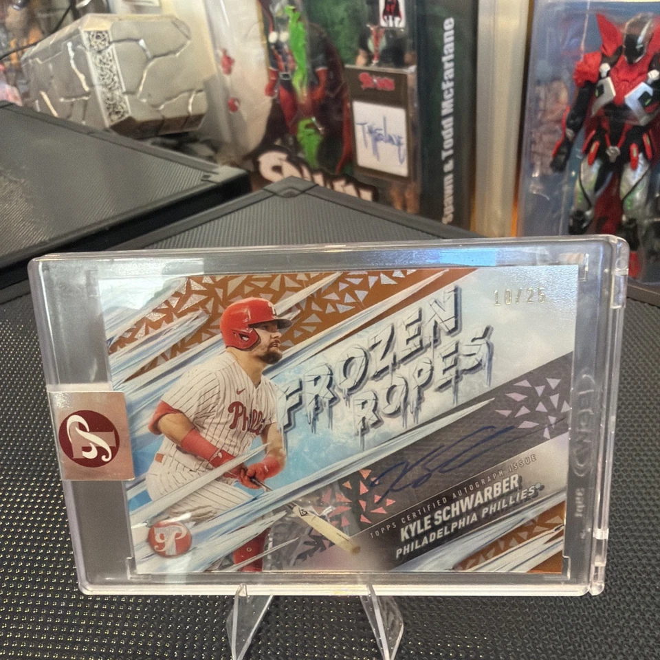 2024 Topps Pristine Kyle Schwarber Frozen Ropes с автографом (в чехле) 10/25 оранжевый - Изображение 1 из 2