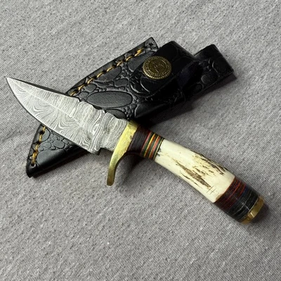 Faca de aço Damasco artesanal cabo de osso protetor de latão bainha de couro preta NOVA - Imagem 1 de 4