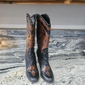 Jessica Simpson schwarze Cowboystiefel 9,5 hoher Absatz schwarz verziert mit braun - Bild 1 von 6