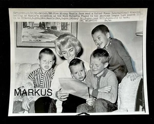 VINTAGE MICKEY MANTLE FAMILY 1962 NEW YORK YANKEES UPI NEWS WIRE PHOTO. MVP. - Picture 1 of 2