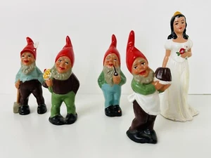 Antico set 5 statuine bianche come la neve e nani vestito bianco ceramica unico difetto - Foto 1 di 12