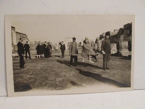 FOTOGRAFIA VINTAGE TROVATA IN BIANCO E NERO VECCHIA FOTO ANNI 30 POMPEI ITALIA UOMINI STANCHI FOTO TURISTICA - Foto 1 di 4