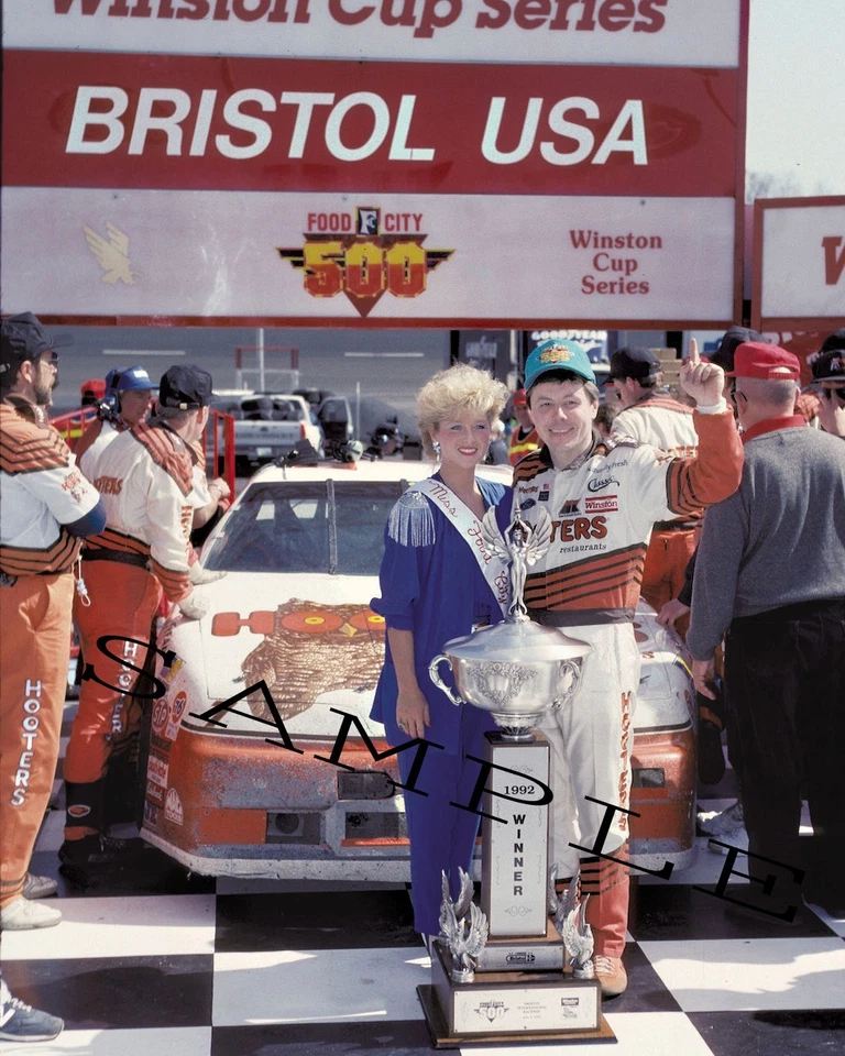 FOTO BRILLANTE DE ALAN KULWICKI #7 HOOTERS FORD BRISTOL WIN 8X10 #W8 Foto 1 de 1