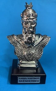 NEU ALBANIEN SCANDERBEG KUNST SKULPTUR PORTRAIT-GUMMI-SILBER-ALBANIEN NATIONALHELD - Bild 1 von 7
