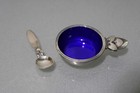 GEORG JENSEN DENMARK Salzstreuer und Löffel, Silber mit blauer Emaille.