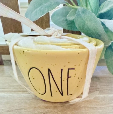 Nuevas tazas medidoras de cerámica Rae Dunn Pascua amarillas moteadas Foto 1 de 2