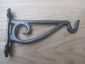 ANTIQUE RUSTIC CAST IRON HANGING BASKET HOOK BRACKET LIGHT BRACKET - Picture 1 of 1