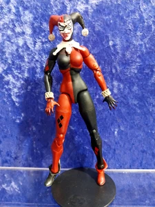 Harley Quinn DC Direct Essentials 2022 suelta con estuche - Imagen 1 de 3