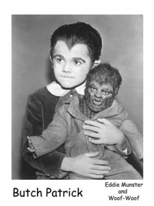 The Munsters Serie Tv Eddie Munster Holding Woof Woof Bambola 18x24 Poster - Foto 1 di 1