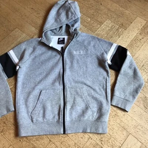Nike Air Jacke grau Jungen Gr. 158 - 170 / XL - Bild 1 von 6