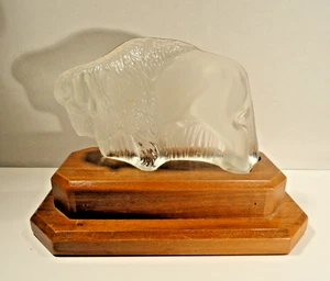Estatuilla de búfalo de cristal vintage sobre soporte de madera - Imagen 1 de 6