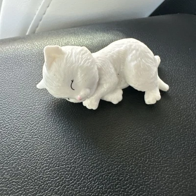 Muñeca Barbie Mattel Mascota Durmiendo Blanco Gatito Gato Accesorio Hamaca Usada Foto 1 de 4