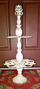 Antiker 2-stufiger Cupcake / Kerzentablett Ständer aus Gusseisen verzierte Holzspindeln - Bild 1 von 17